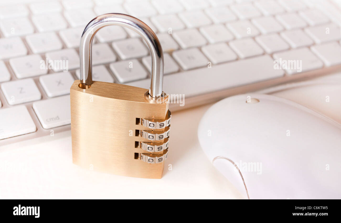 Laptop e lucchetto come una metafora per sistemi di sicurezza e informatica Foto Stock