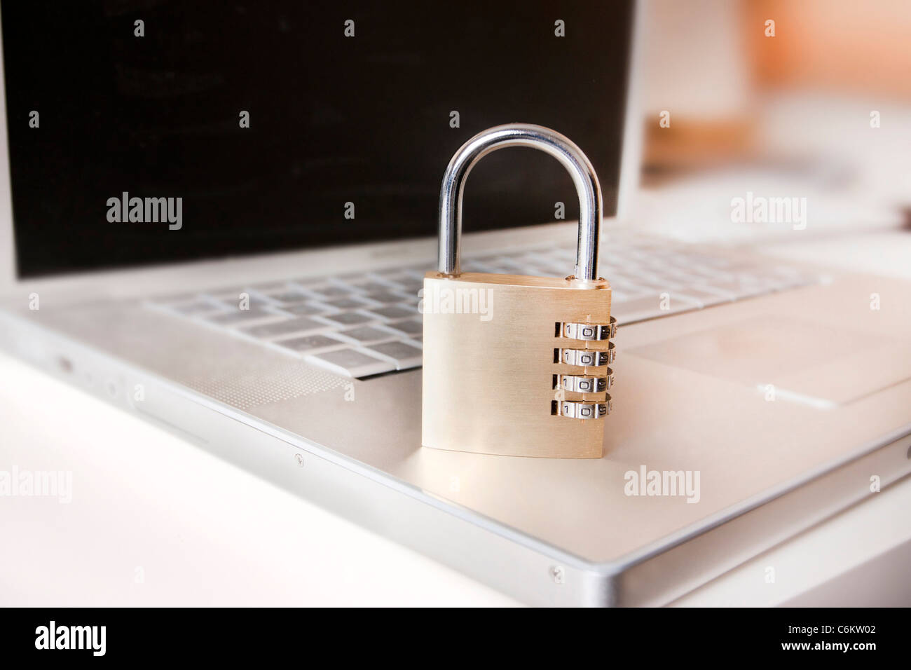 Laptop e lucchetto come una metafora per sistemi di sicurezza e informatica Foto Stock