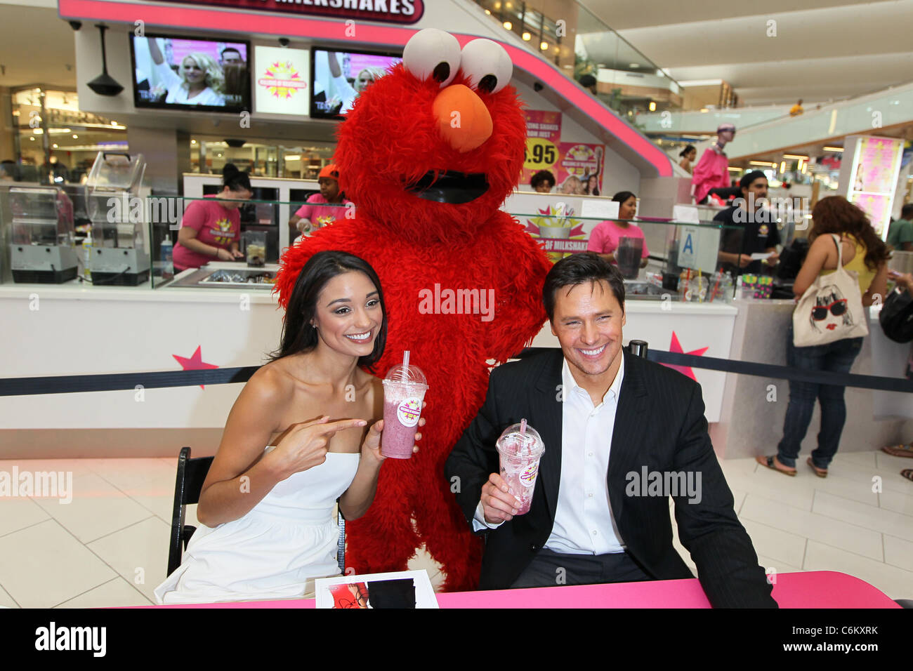 Chris Balish e Rachel Smith dalla televisione ABC "sul tappeto rosso' concoct le proprie custom scuote in milioni di Foto Stock