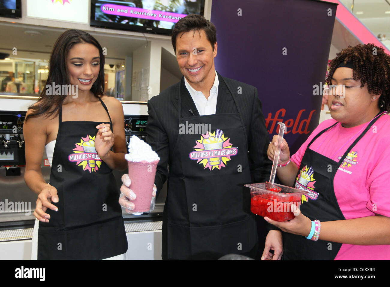 Chris Balish e Rachel Smith dalla televisione ABC "sul tappeto rosso' concoct le proprie custom scuote in milioni di Foto Stock