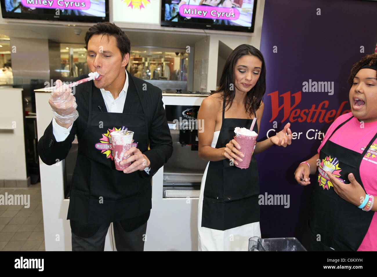 Chris Balish e Rachel Smith dalla televisione ABC "sul tappeto rosso' concoct le proprie custom scuote in milioni di Foto Stock