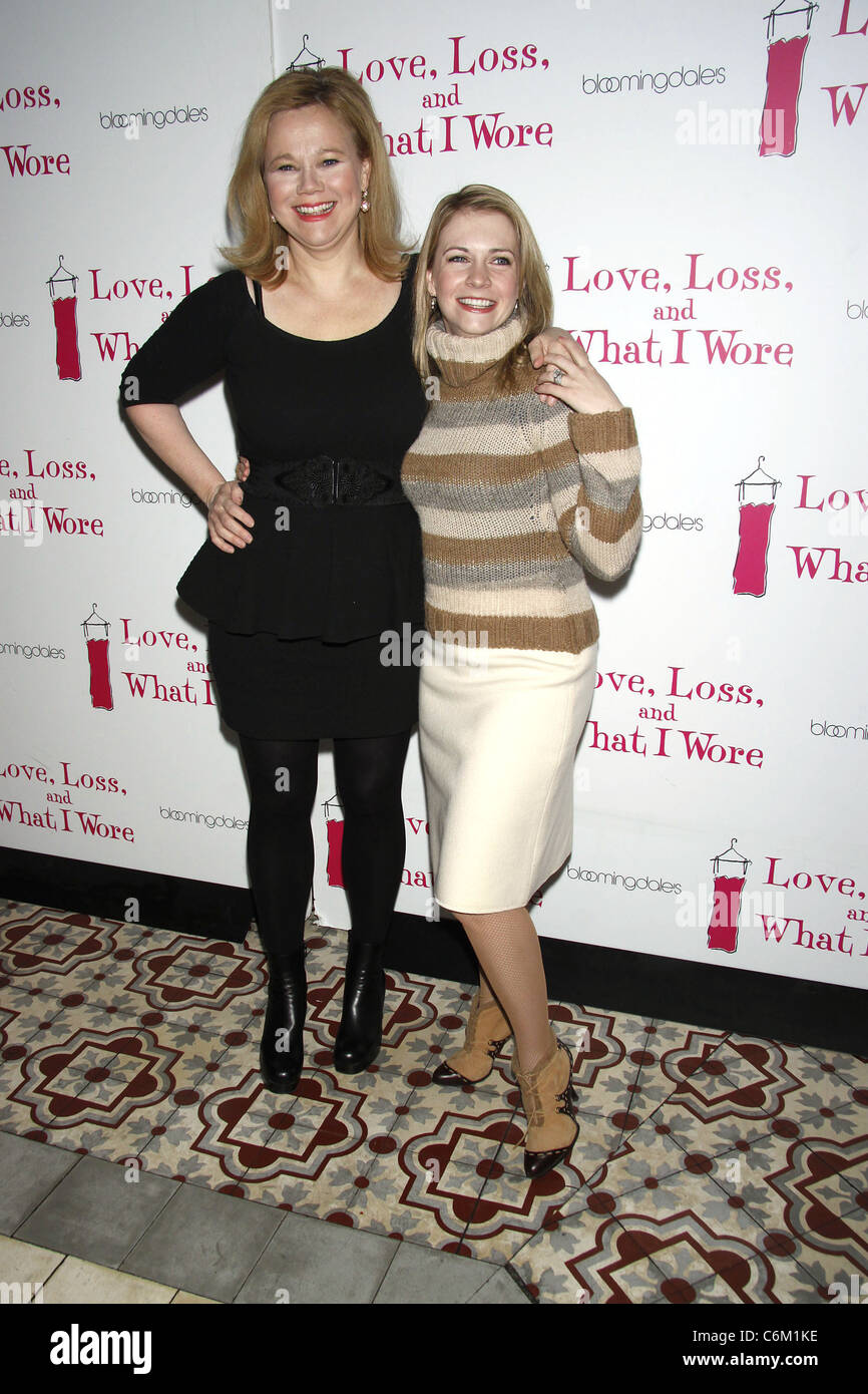 Caroline Rhea e Melissa Joan Hart che frequentano il dopo la festa per celebrare i nuovi membri del cast del gioco "Amore, perdita, e Foto Stock