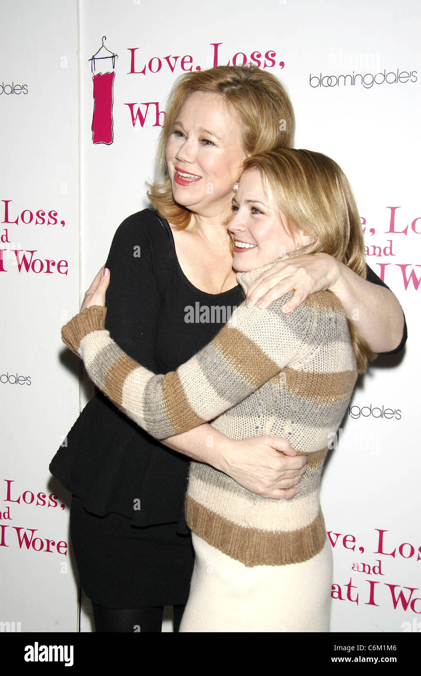 Caroline Rhea e Melissa Joan Hart che frequentano il dopo la festa per celebrare i nuovi membri del cast del gioco "Amore, perdita, e Foto Stock