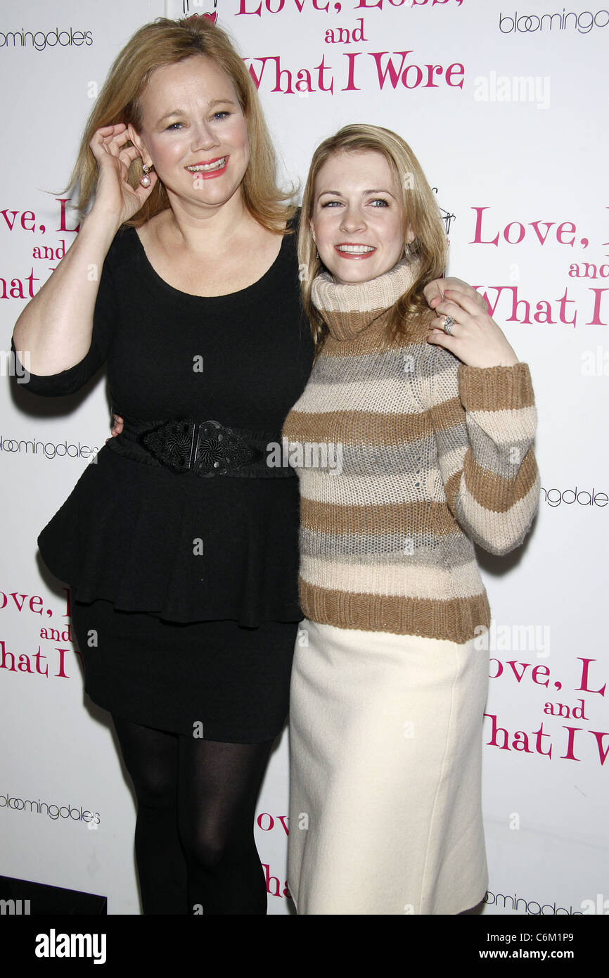 Caroline Rhea e Melissa Joan Hart che frequentano il dopo la festa per celebrare i nuovi membri del cast del gioco "Amore, perdita, e Foto Stock