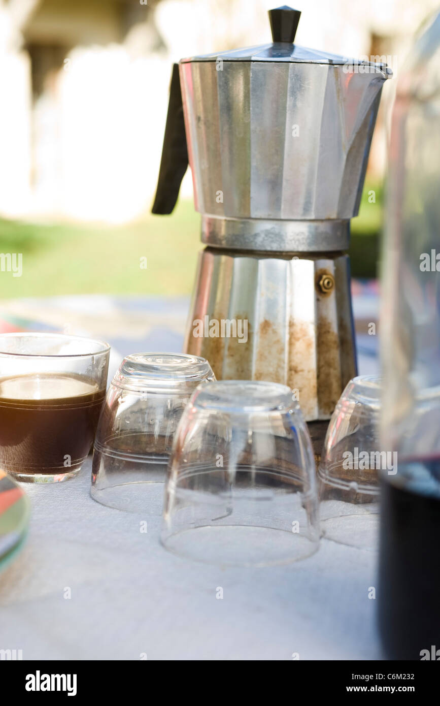 Caffettiera espresso e i bicchieri sul tavolo per esterno Foto Stock