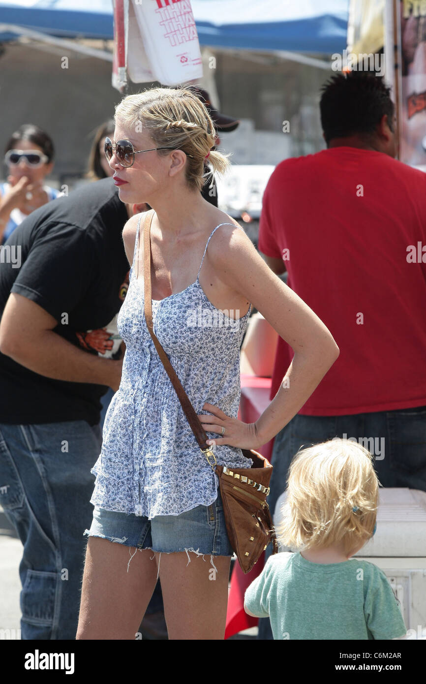 Tori Spelling va al Mercato degli Agricoltori di Los Angeles, California - 08.08.10 Foto Stock