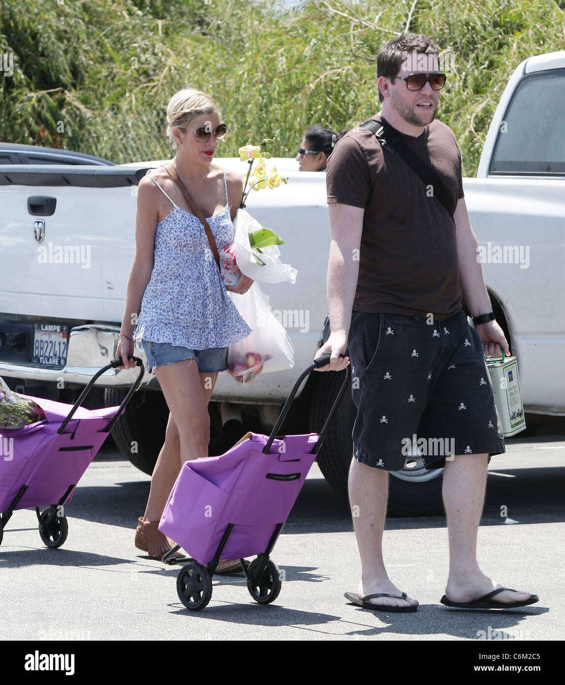 Tori Spelling va al Mercato degli Agricoltori di Los Angeles, California - 08.08.10 Foto Stock