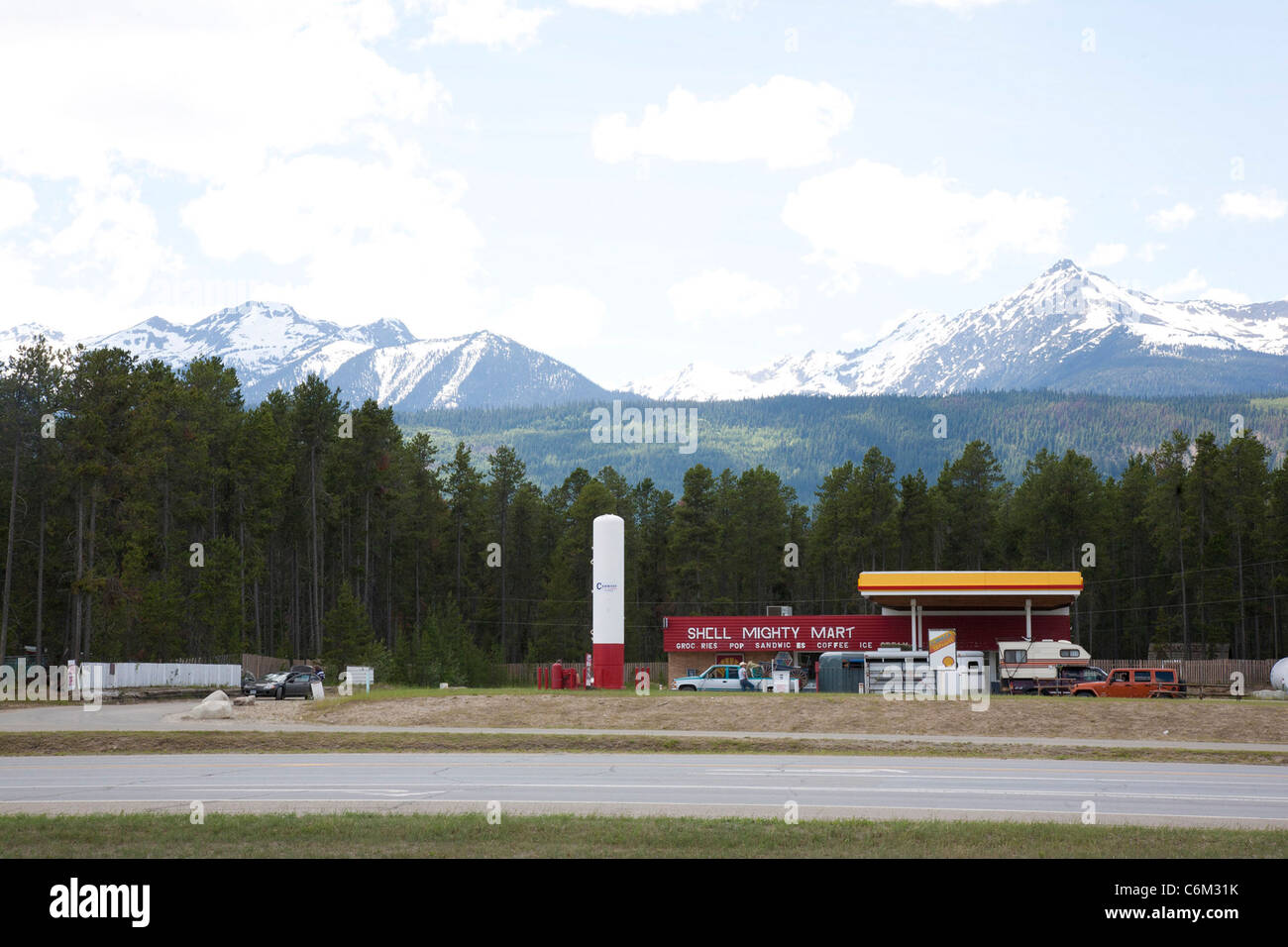 Stazione di rifornimento Shell nelle Montagne Rocciose Canadesi Foto Stock