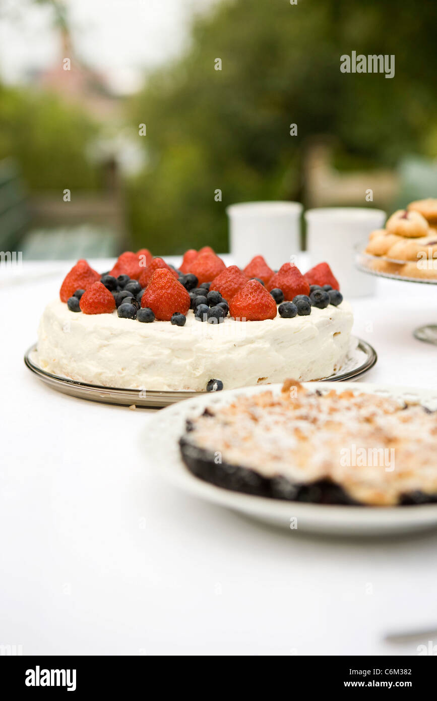 Mirtillo Fragola torta e mirtillo sbriciolate sulla tavola da dessert Foto Stock