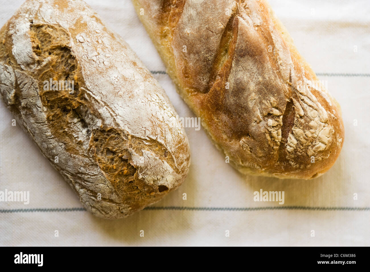 Le pagnotte di pane fresco Foto Stock