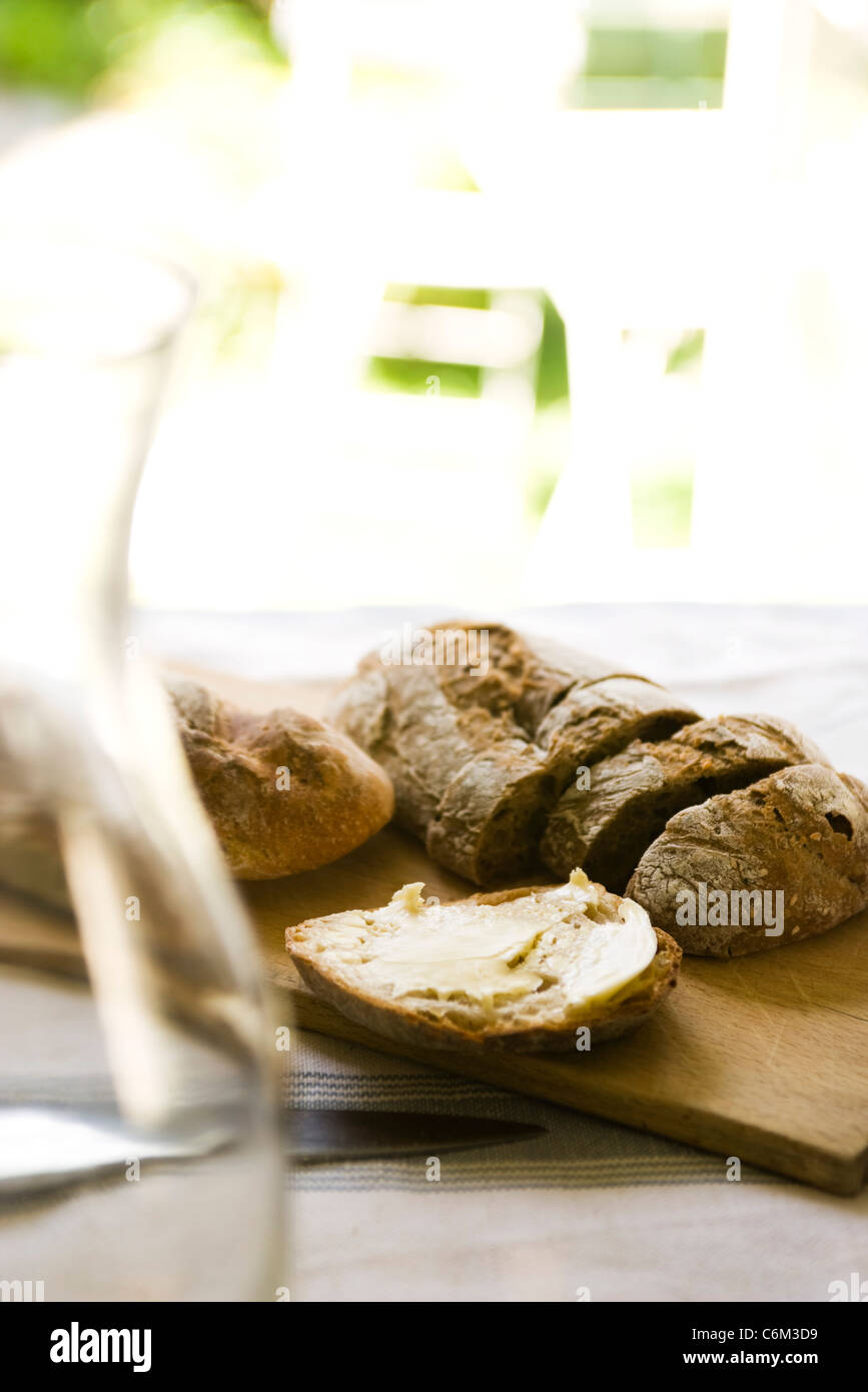 Tagliate a fette di pane imburrato Foto Stock