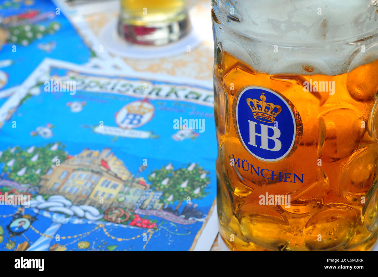 Birra stein all'Hofbrauhaus, Monaco di Baviera, Germania Foto Stock