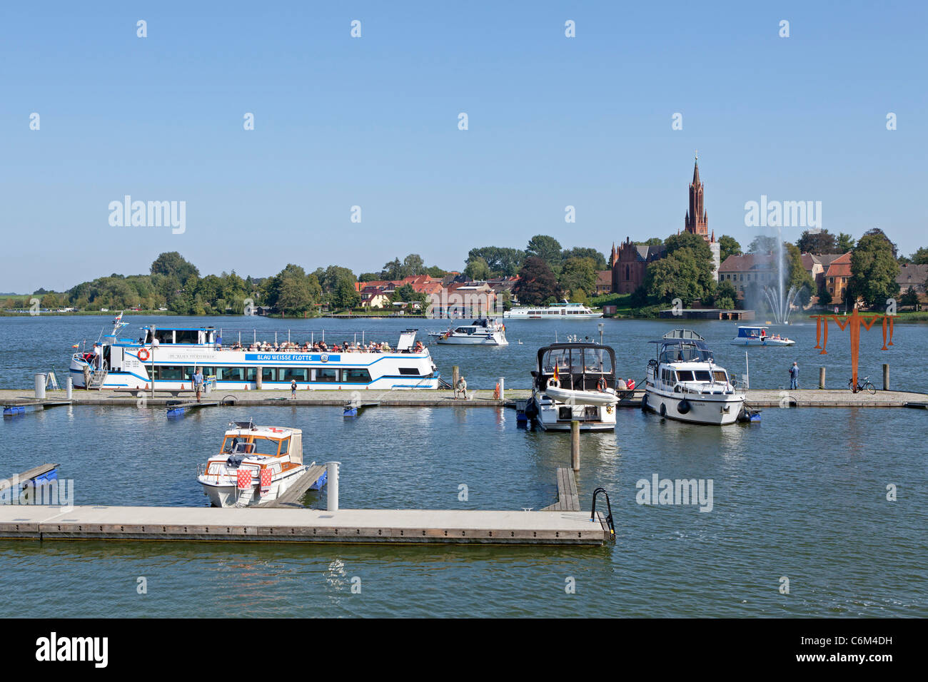 Barche sul Lago di Malchow, Mecklenburg laghi, Meclemburgo-Pomerania Occidentale, Germania Foto Stock