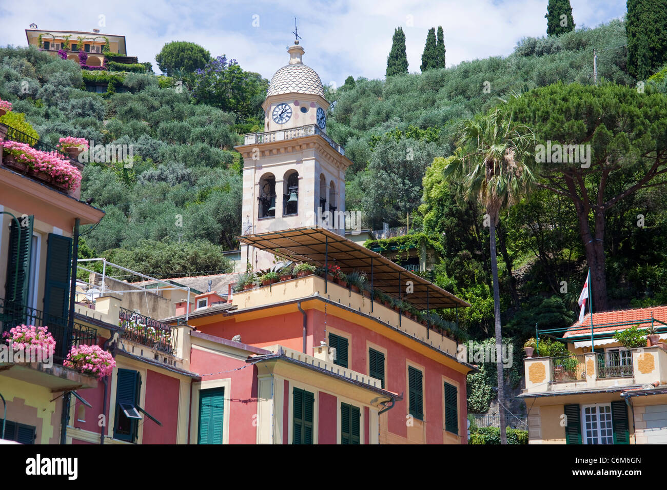 Chiesa di San Martino a borgo di pescatori Portofino Liguria di Levante, riviera ligure, Italia, mare Mediterraneo, Europa Foto Stock