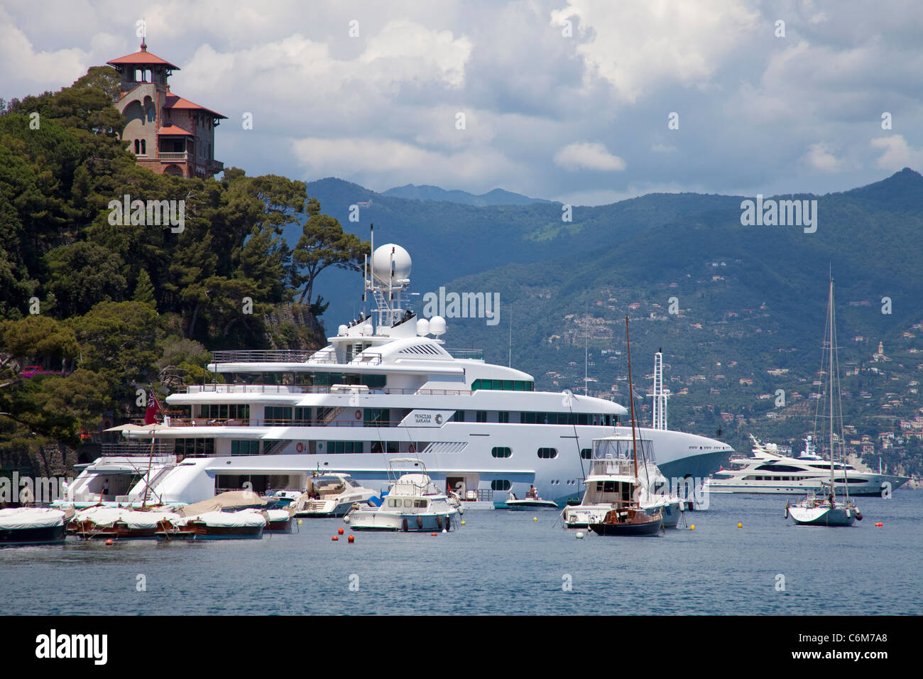 Yacht di lusso a baia accanto al pittoresco villaggio di pescatori Portofino Liguria di Levante, riviera ligure, Italia, mare Mediterraneo, Europa Foto Stock