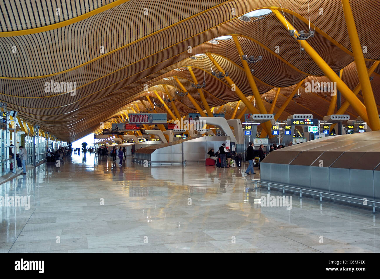 Interno del terminal 4, dall' aeroporto di Barajas, Madrid, Spagna, Europa occidentale. Foto Stock