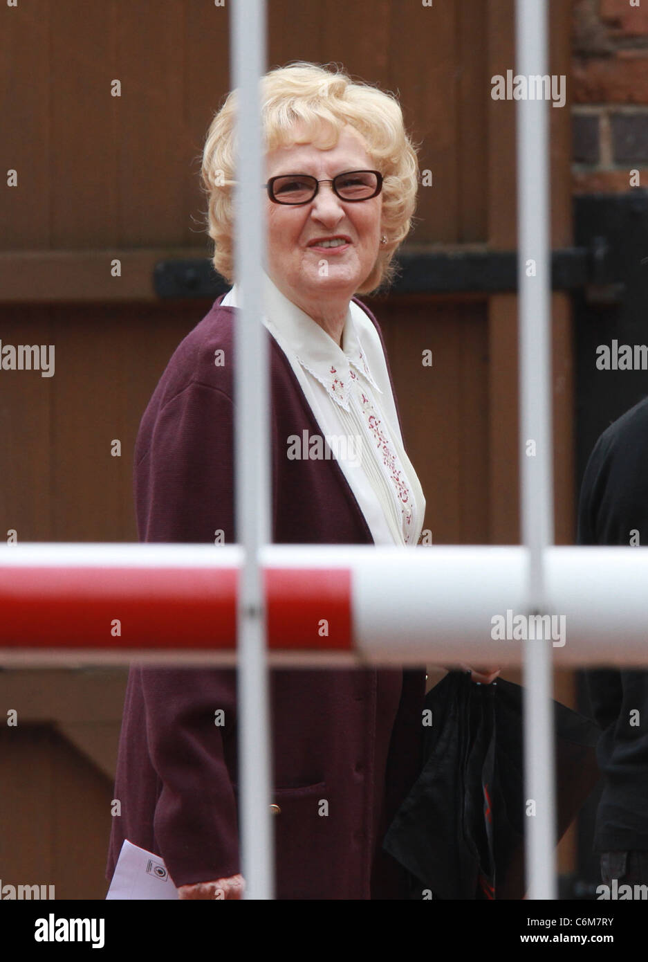 Eileen Derbyshire "Coronation Street' stelle arrivando alla televisione de Granada Studios. Manchester, Inghilterra - 09.08.10 Foto Stock