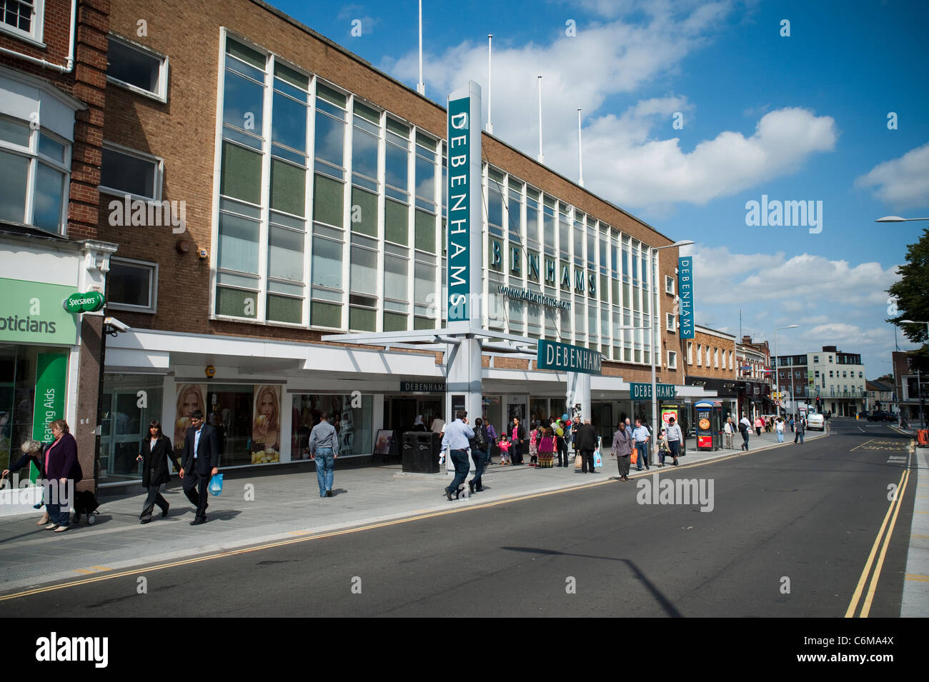 Il segno Debenhams nel centro città di Harrow , settembre 2011, anche un segno Specsavers. Foto Stock