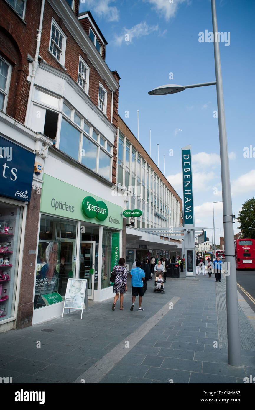 Il segno Debenhams nel centro città di Harrow , settembre 2011, anche un segno Specsavers. Foto Stock