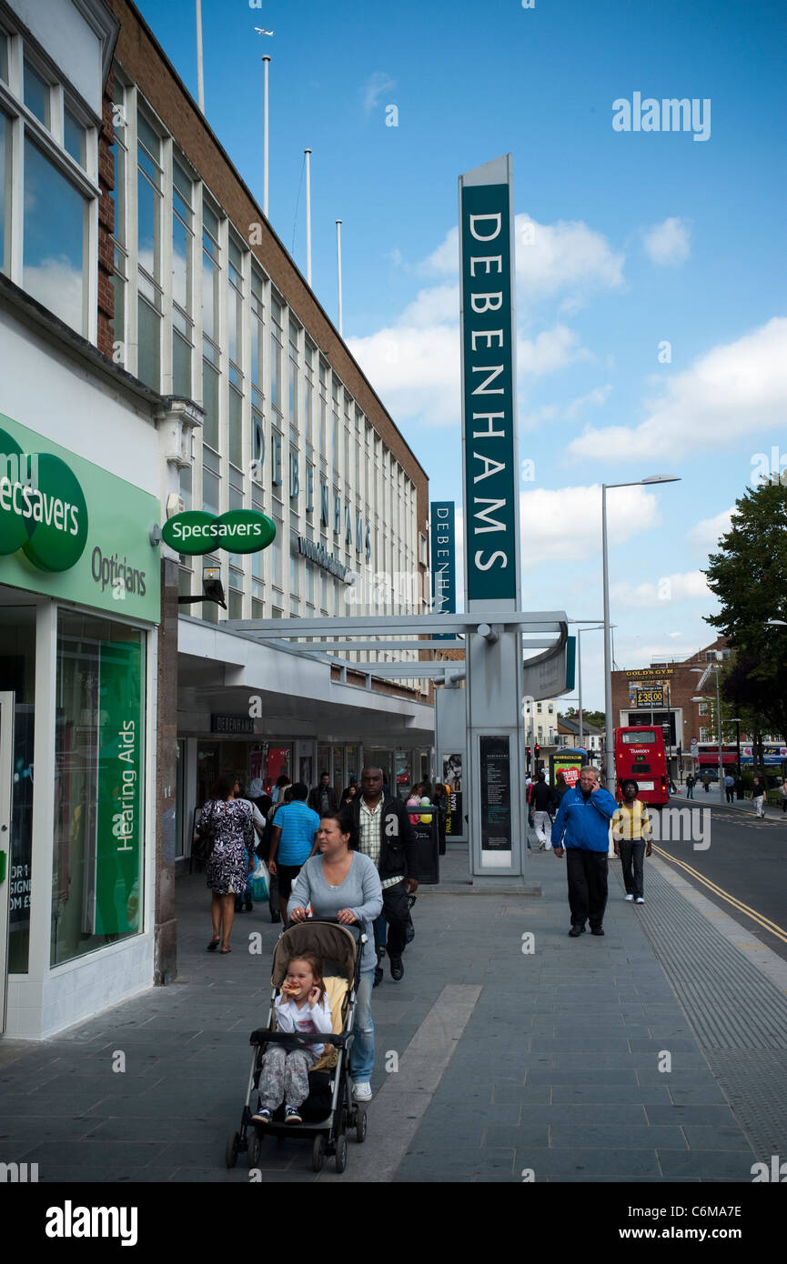 Il segno Debenhams nel centro città di Harrow , settembre 2011, anche un segno Specsavers. Foto Stock