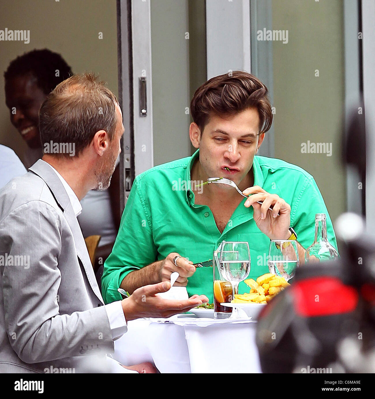 Mark Ronson gode il pranzo con un amico di Villandry Londra Inghilterra - 23.07.10 Foto Stock