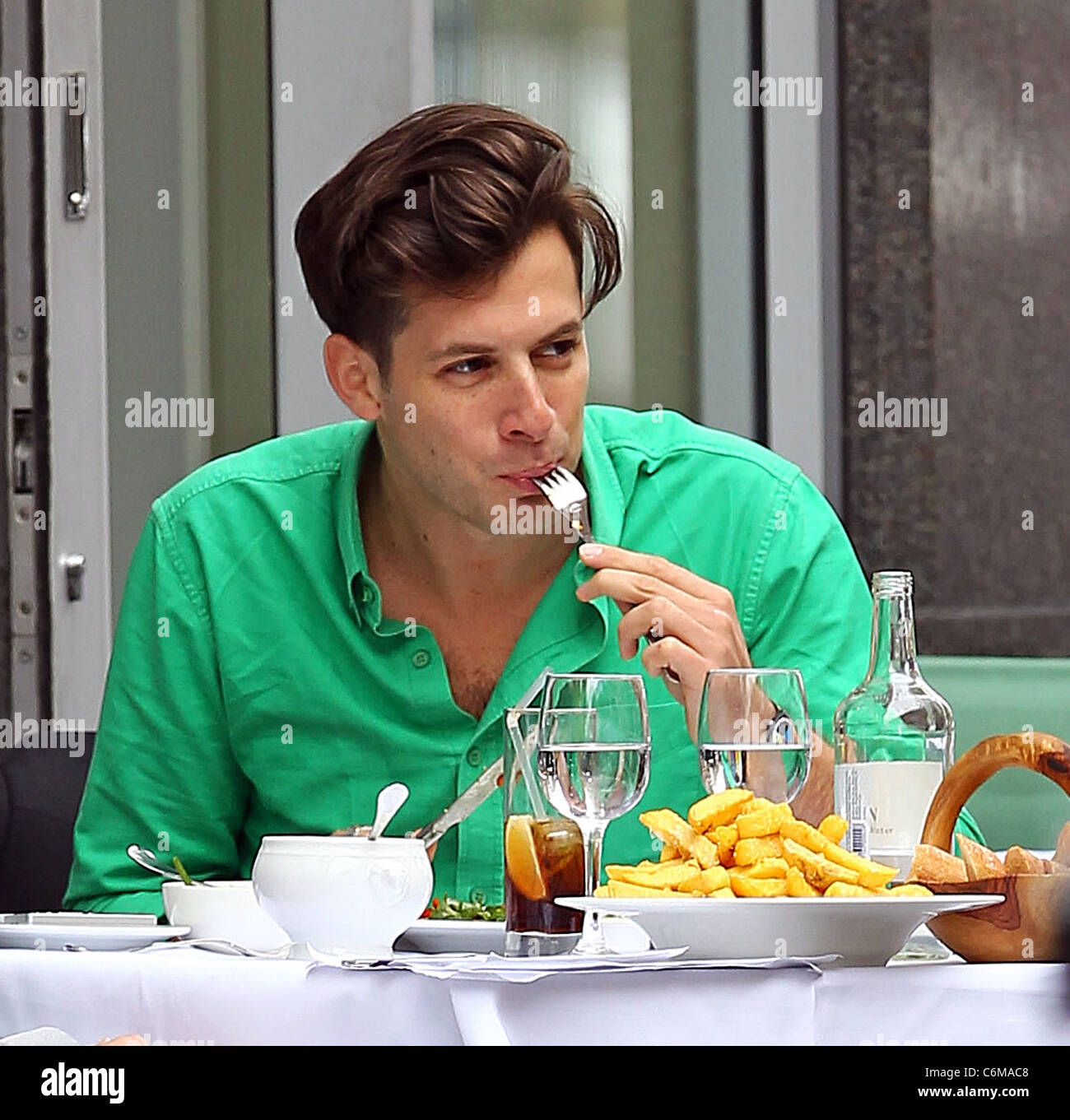 Mark Ronson gode il pranzo con un amico di Villandry Londra Inghilterra - 23.07.10 Foto Stock