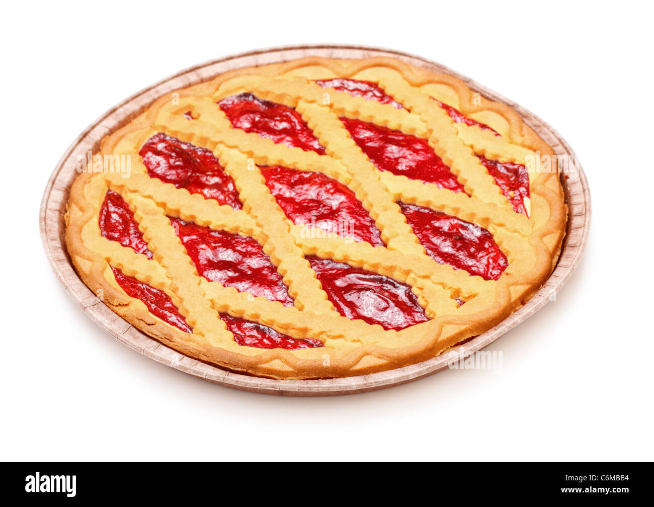 Torta con marmellata di ciliege isolato su bianco Foto Stock