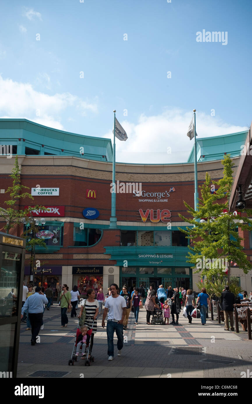 La parte anteriore del St George's shopping center con Vue Cinema nel centro città di Harrow , Settembre 2011 Foto Stock