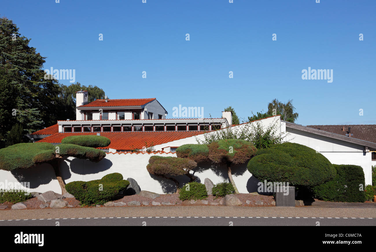 Uno dei molto attraente, lussuoso e costoso moderne ville presso la strada costiera in Rungsted Kyst, Danimarca. Foto Stock