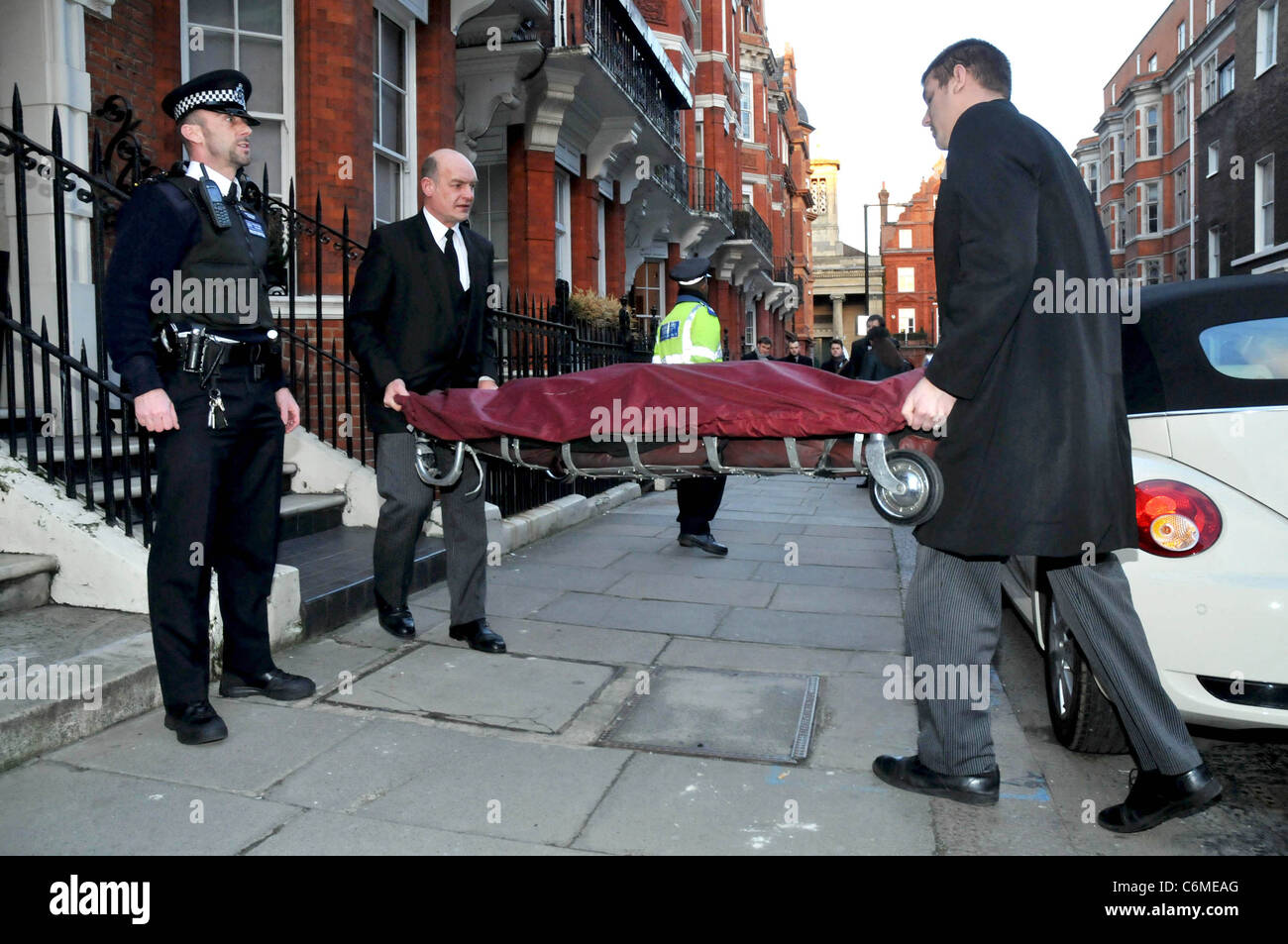 Il corpo di Alexander McQueen è rimosso dalla sua residenza in Green  Street, Mayfair il designer di moda è stato trovato morto nella sua Foto  stock - Alamy