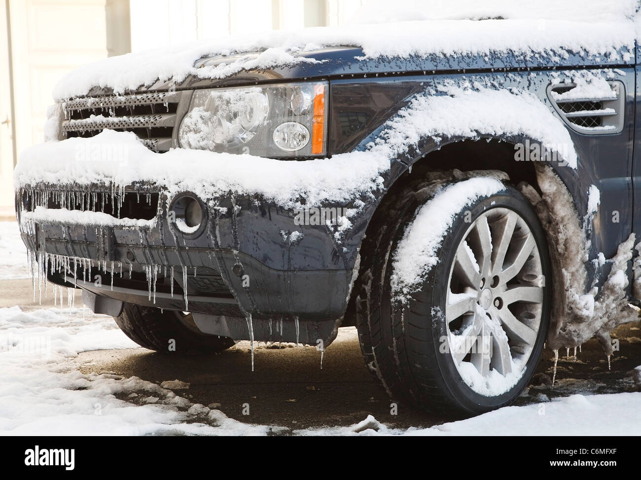 Neve e ghiaccio coprire un 4x4 nel gelido inverno. Ideale per raffigurare la guida pericolosa condizioni. Foto Stock