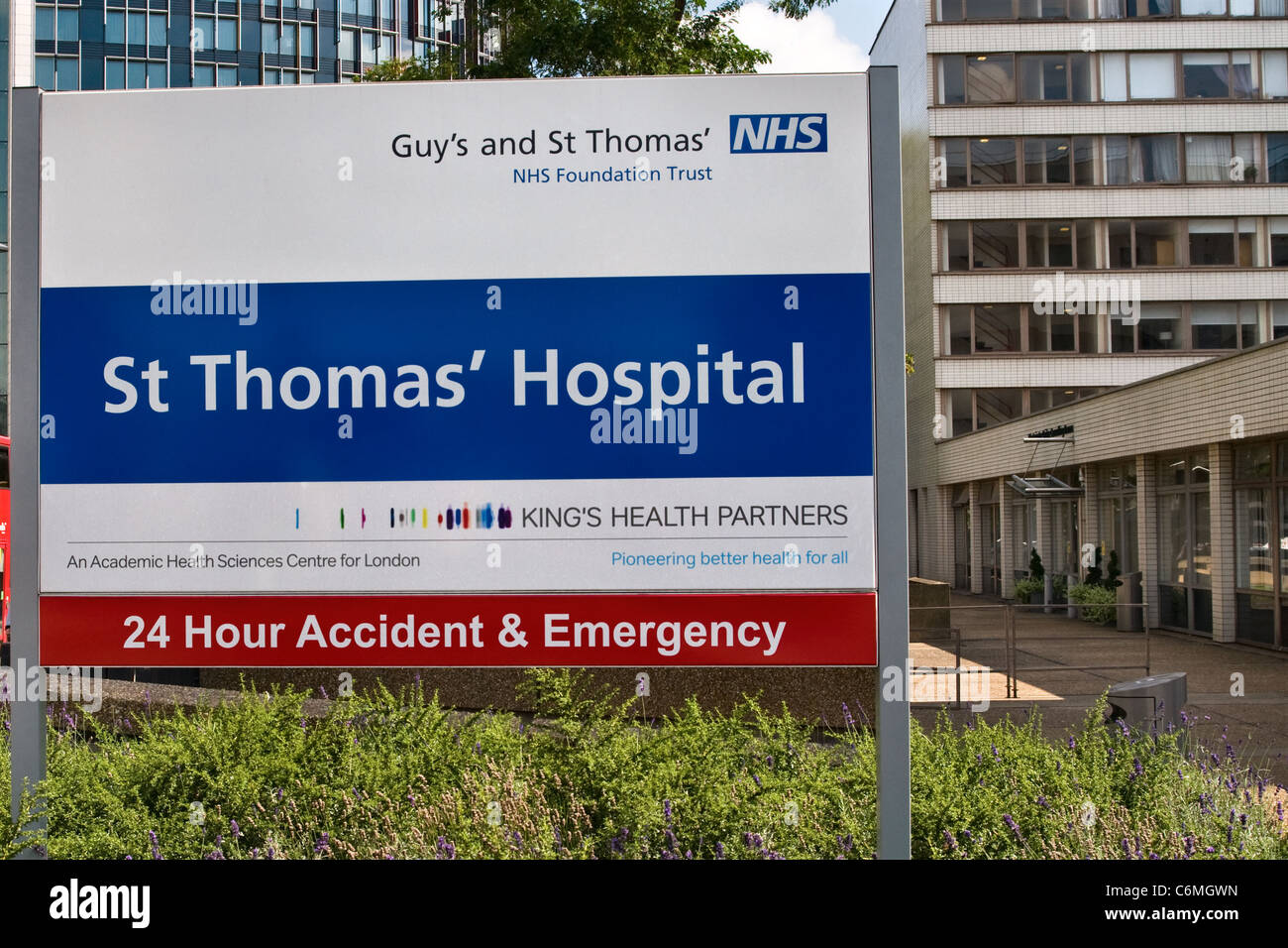 Ragazzo e St Thomas' ospedale segno, Westminster London REGNO UNITO Foto Stock