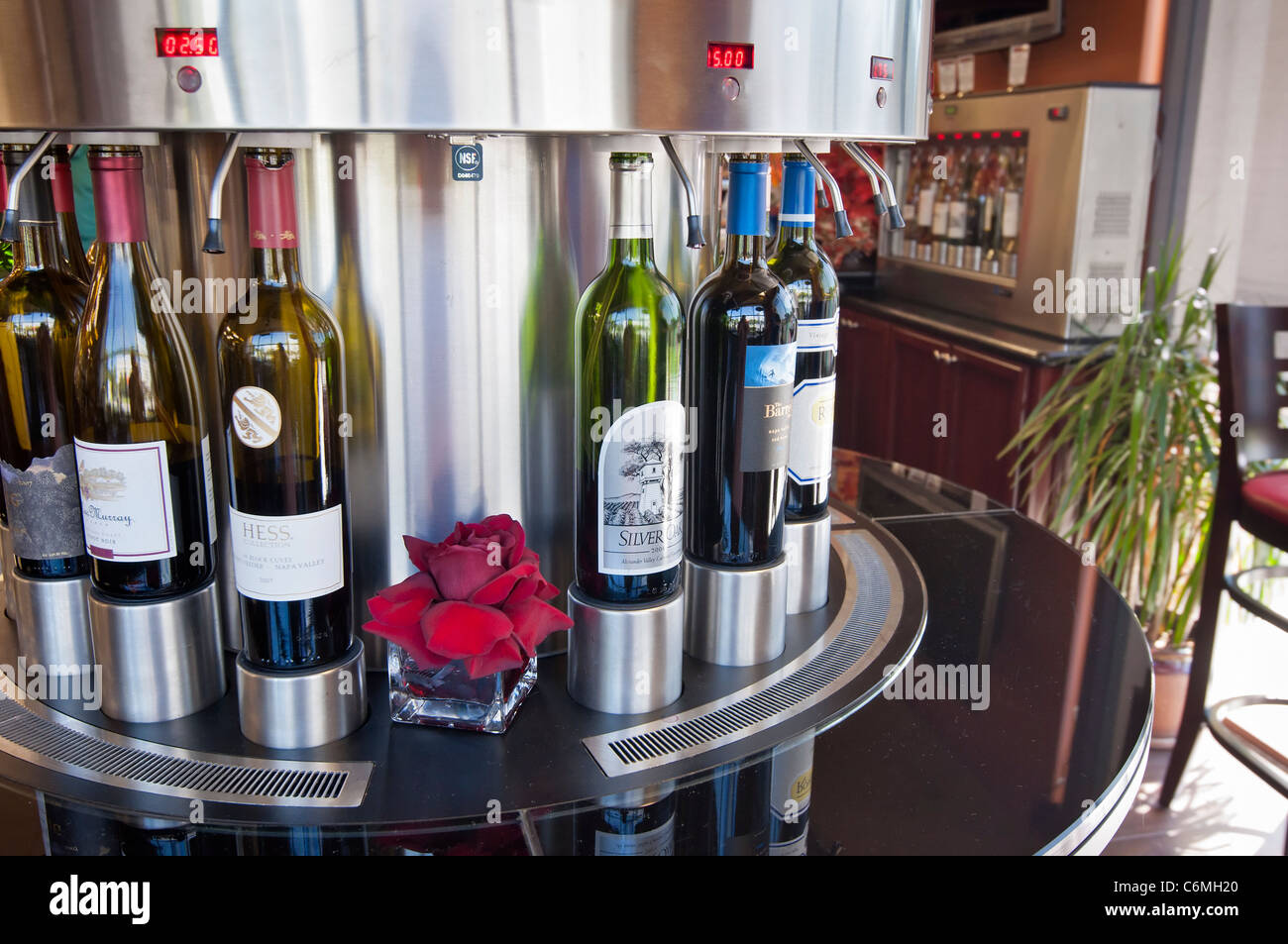 Degustazione di vino bar utilizzando un self-service sistema Enomatic. Foto Stock