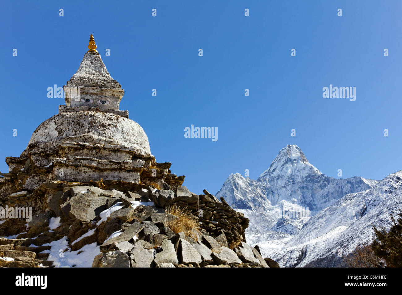 Stupa buddisti e la montagna Ama Dablam, Everest Regione, Nepal Foto Stock