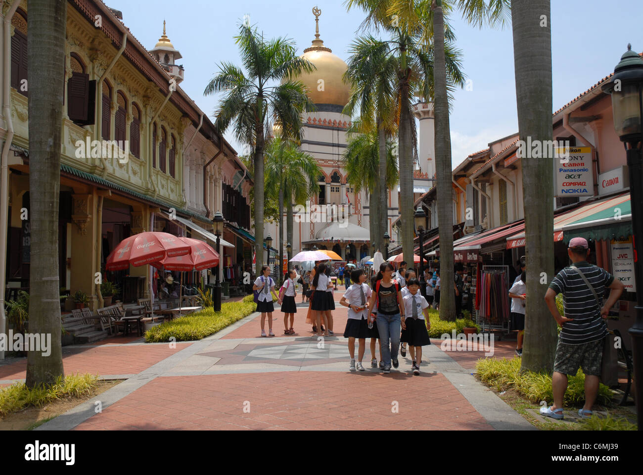 Scuola Cinese bambini, Masjid Sultan (Moschea del Sultano) dalla zona pedonale dove Bussorah Street (off Muscat Street) ,Singapore Foto Stock