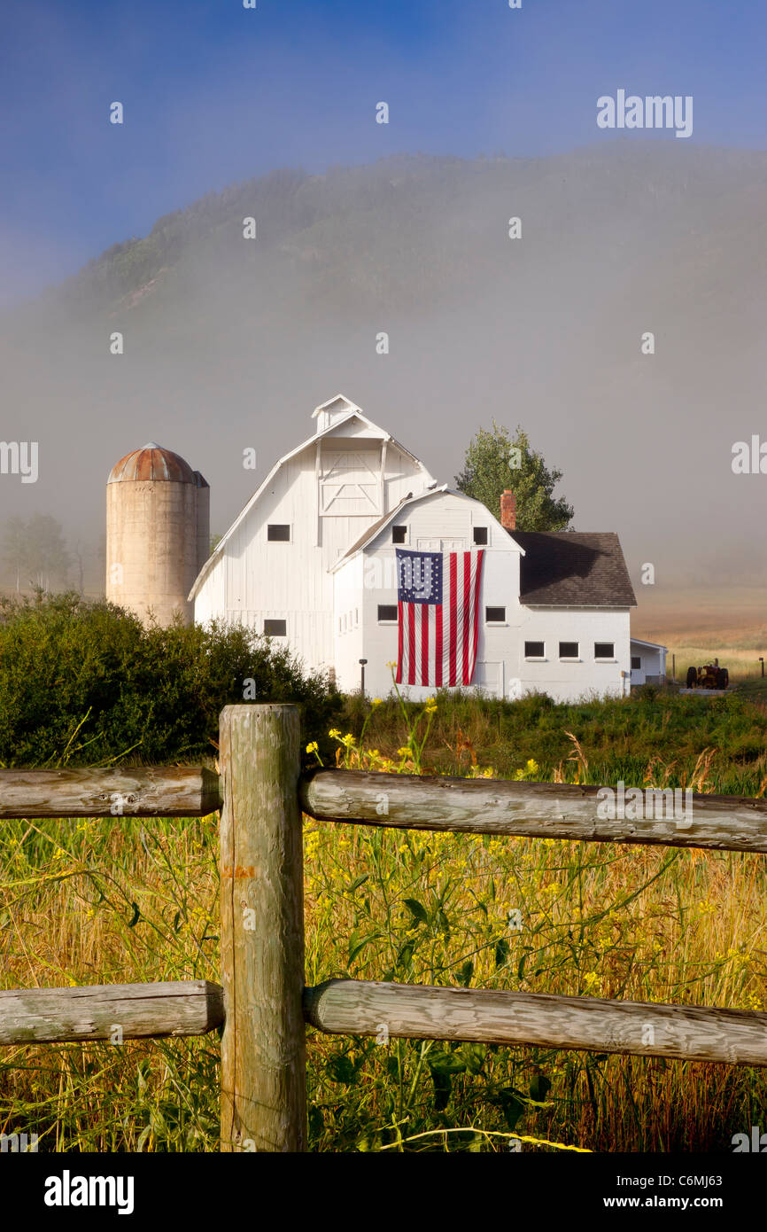 Early Morning mist sovrasta la storica Azienda Agricola McPolin aka Osguthorpe Farm in Park City, Utah, Stati Uniti d'America Foto Stock