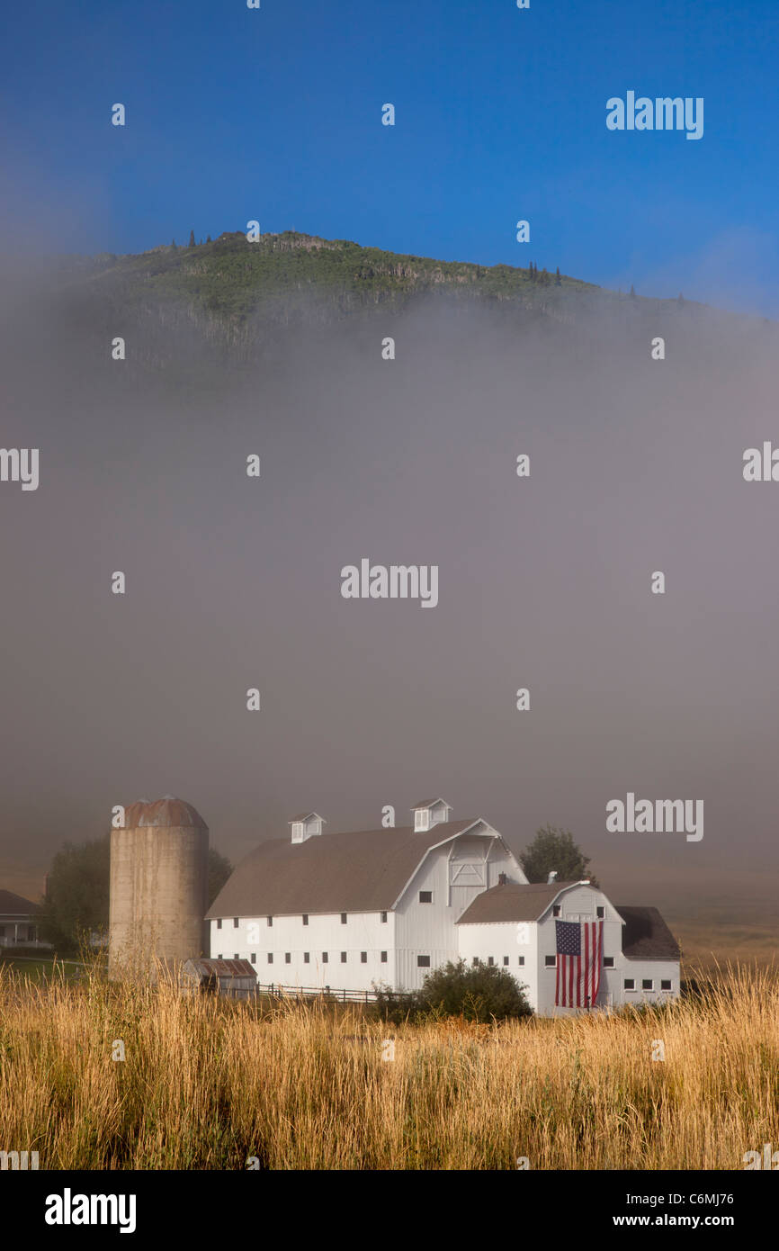 Early Morning mist sovrasta la storica Azienda Agricola McPolin aka Osguthorpe Farm in Park City, Utah, Stati Uniti d'America Foto Stock