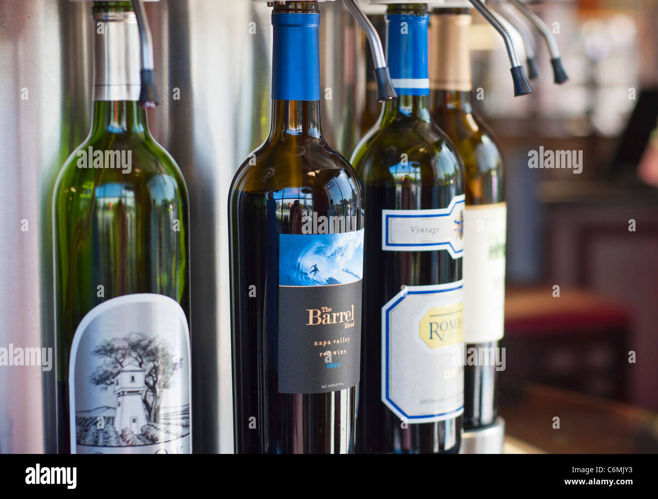 Degustazione di vino bar utilizzando un self-service sistema Enomatic. Foto Stock