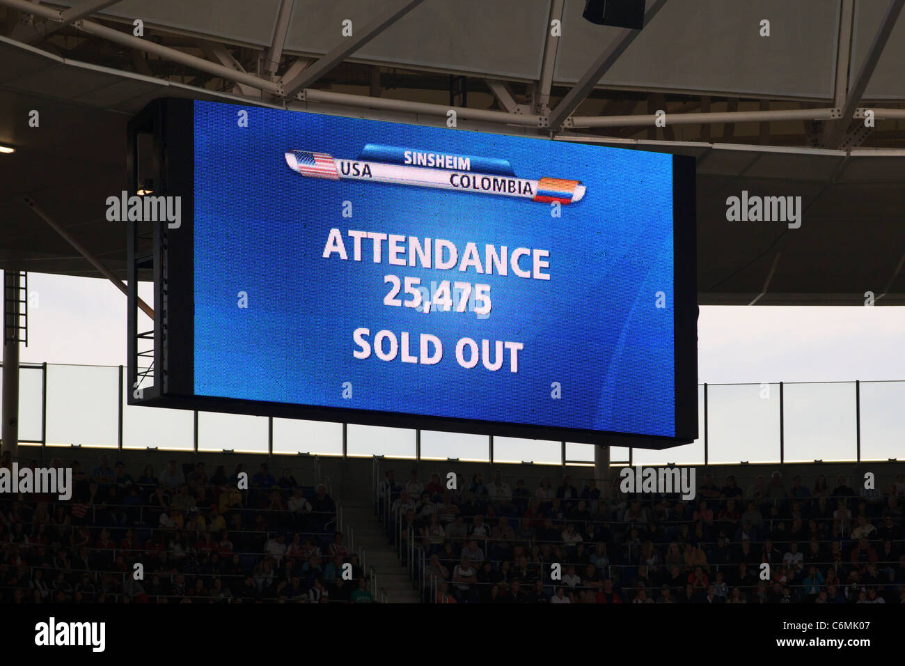 SINSHEIM, GERMANIA - 2 LUGLIO: Il numero di presenze per una partita del gruppo C della Coppa del mondo femminile FIFA tra Stati Uniti e Colombia viene visualizzato il 2 luglio 2011 alla Rhein Neckar Arena di Sinsheim, Germania. Foto Stock