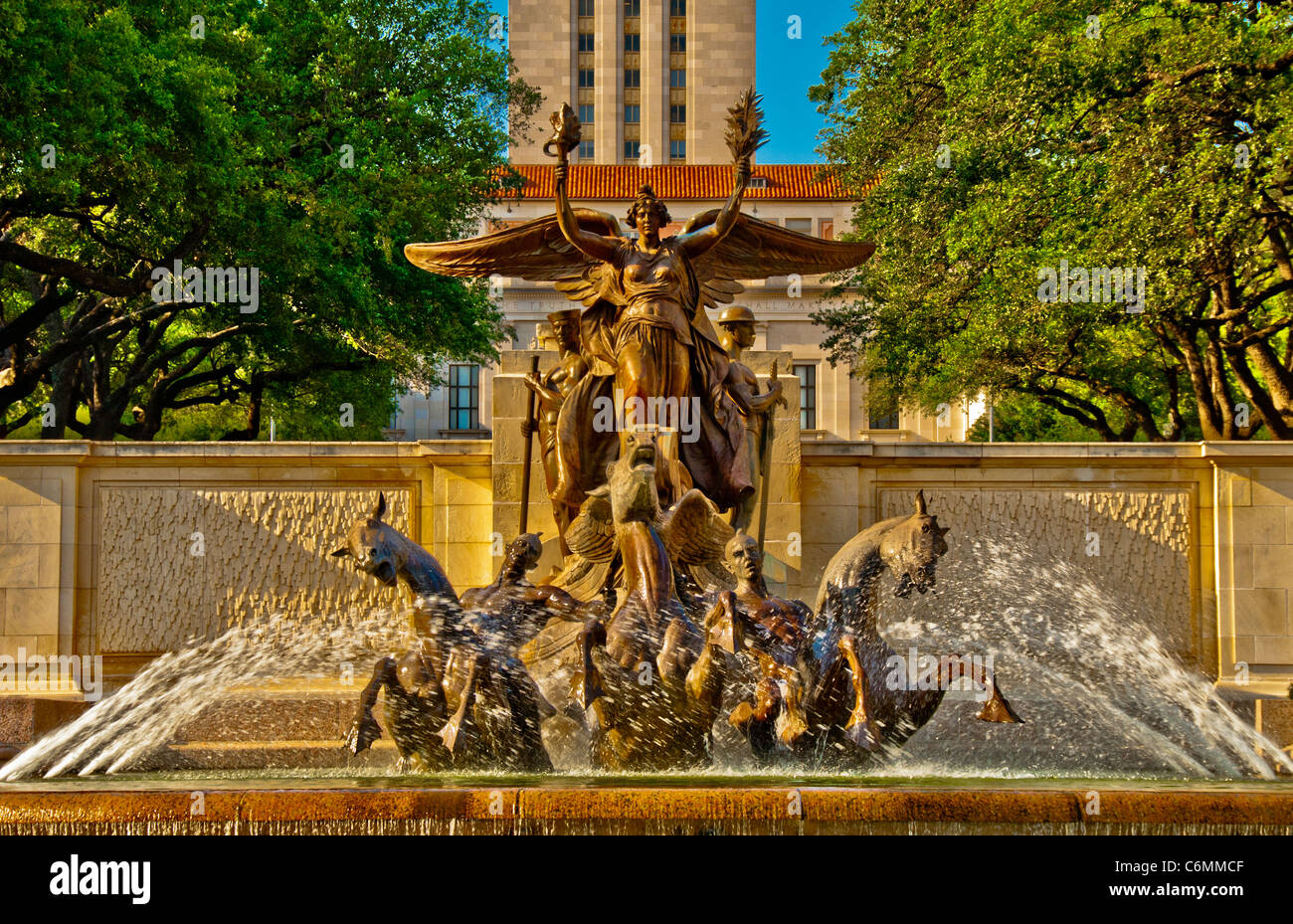 La University of Texas di Austin, Littlefield fontana da Pompeo Coppini nel 1933 e 307 ft tall UT Tower, Austin, Texas, Stati Uniti d'America Foto Stock