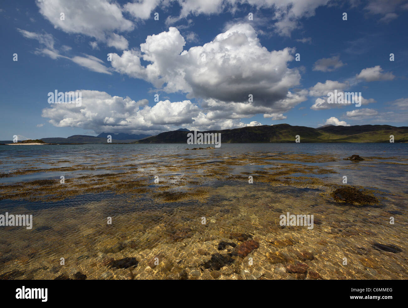 Costa poco profonde acque del Loch Eishort con Black Cuillin montagne in distanza, Ord, Isola di Skye, Scotland, Regno Unito Foto Stock