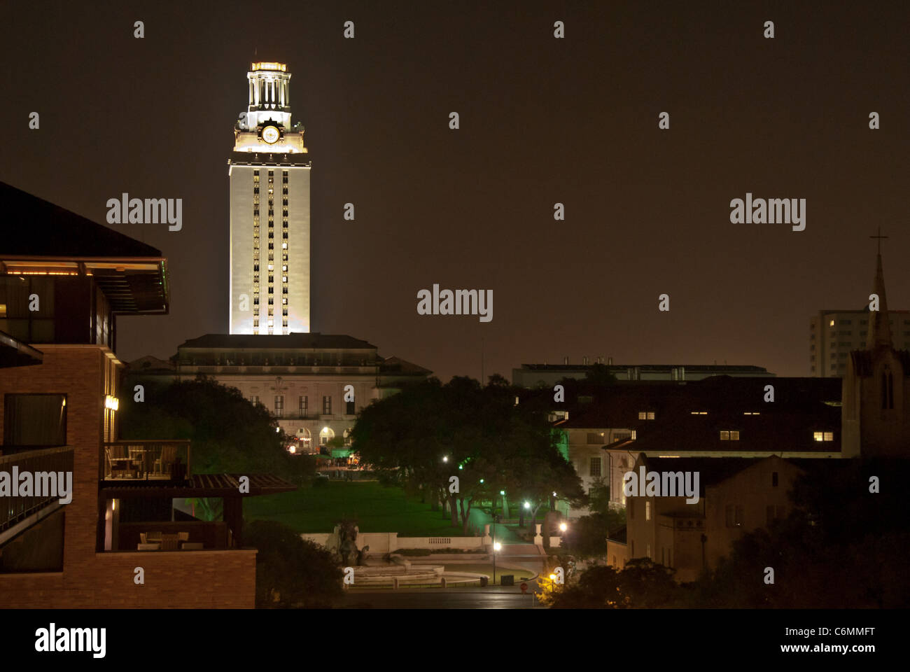 University of Texas Tower, completata nel 1937, l'edificio principale e la storica torre è di 307 ft tall - Austin, Texas, Stati Uniti d'America Foto Stock