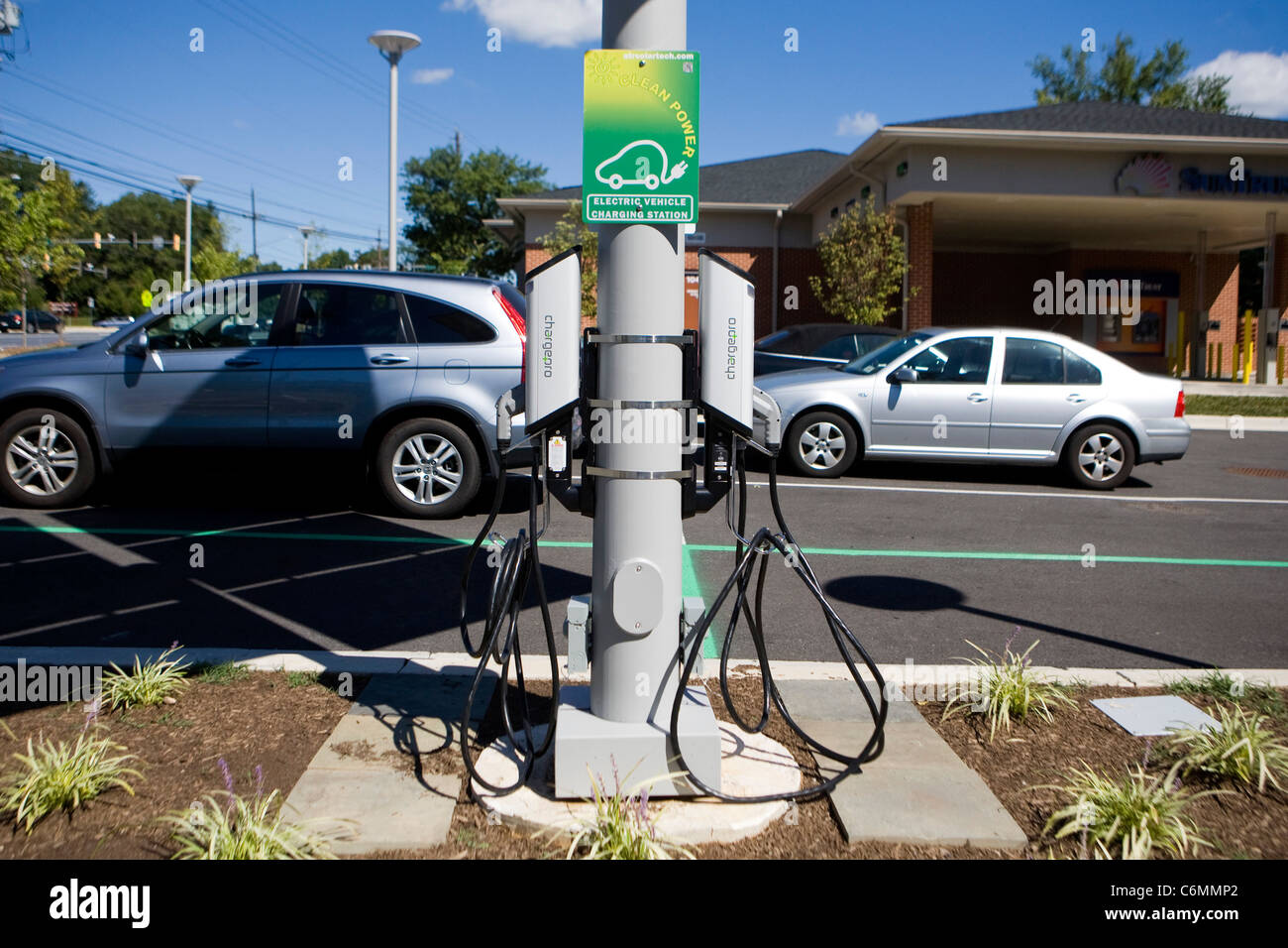 Un Powered Solar Electric Car Charger. Foto Stock