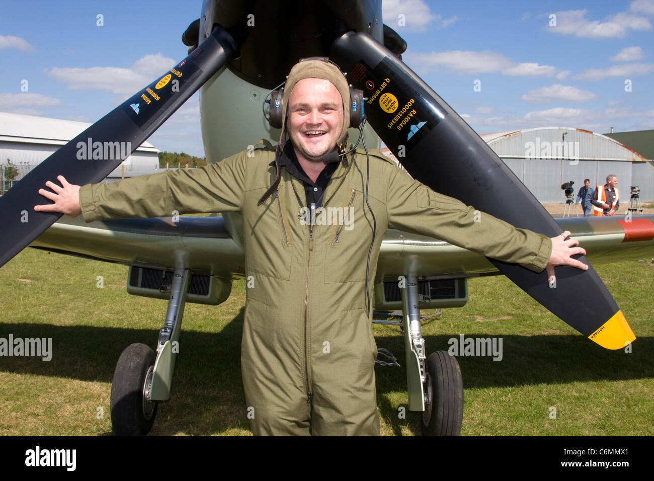 Al Murray prende un volo in uno Spitfire per celebrare il settantacinquesimo anniversario della Spitfire Imperial War Museum a Duxford Cambs, Foto Stock