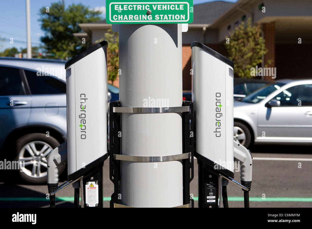 Un Powered Solar Electric Car Charger. Foto Stock