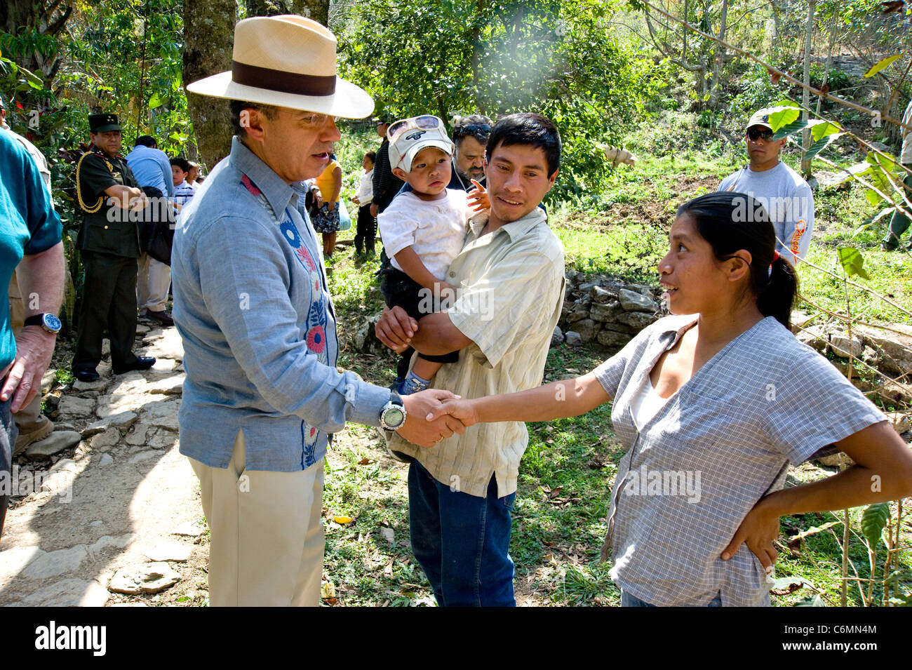 Presidente Calderon saluta alcune persone locali durante le riprese di Messico Royal Tour a Sonato de Las Golondrinas Foto Stock