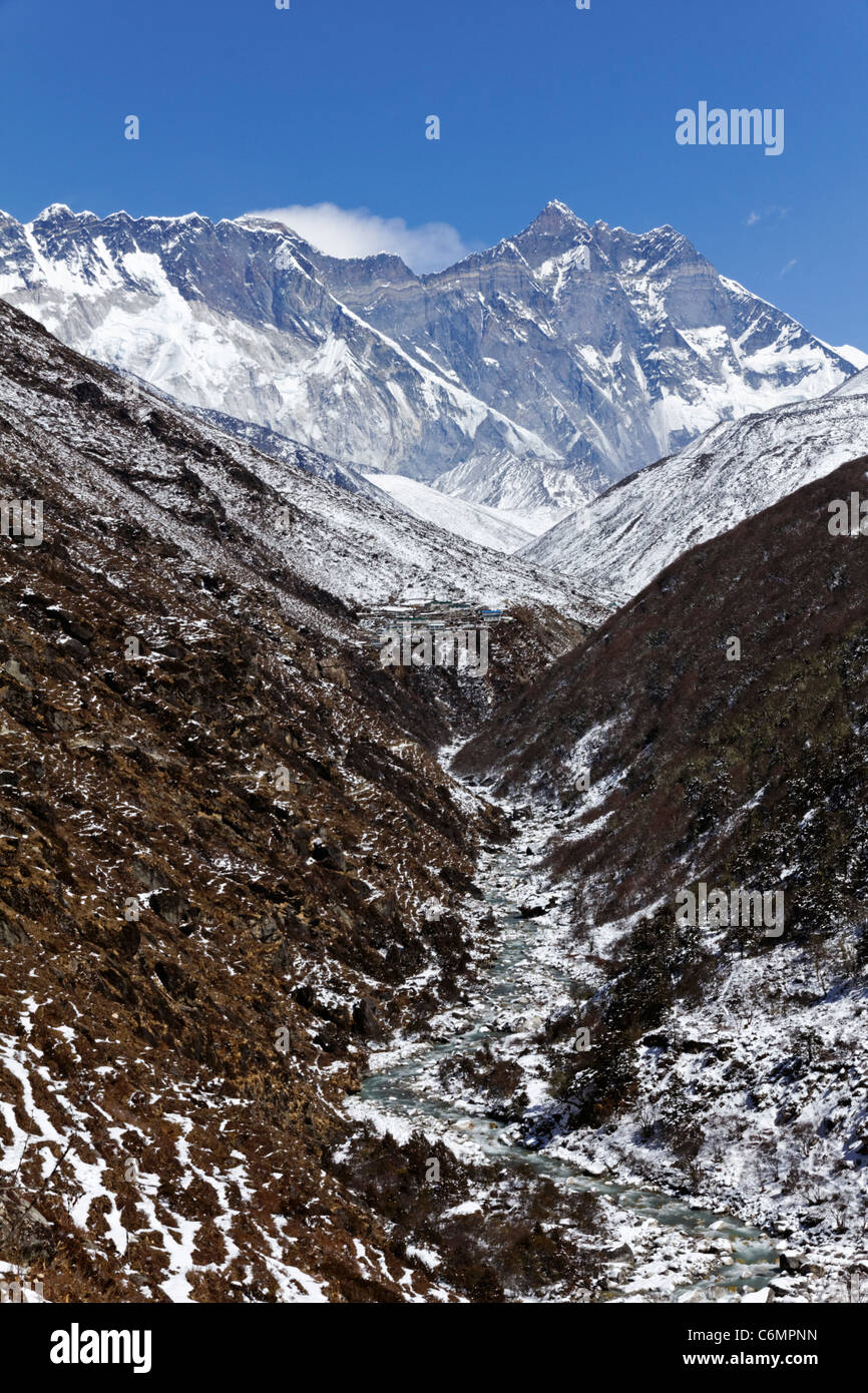 Sul Lhotse e sul Nuptse montagne con il pennacchio soffiando dal vertice dell'Everest dietro di loro, Nepal Foto Stock