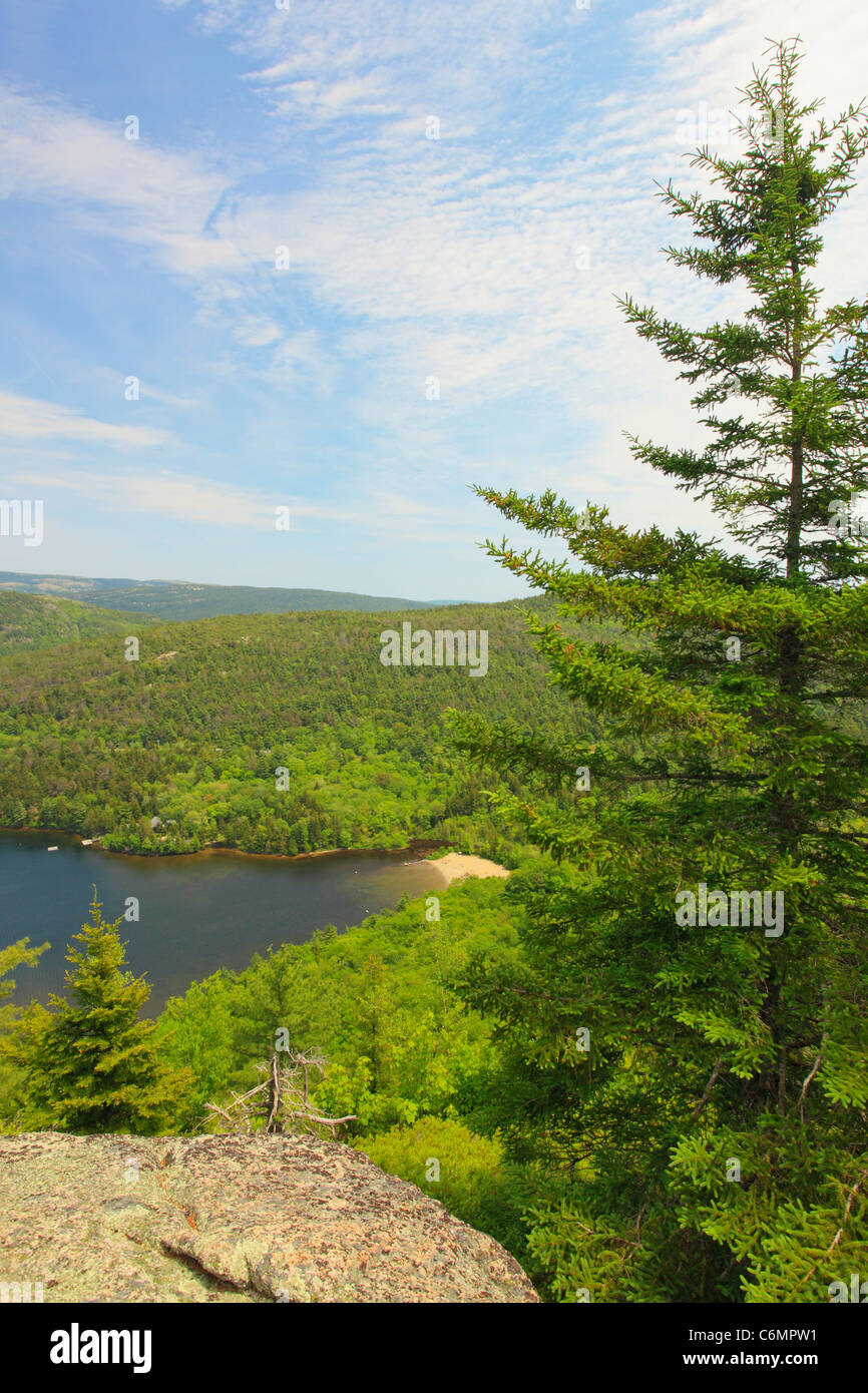 Il faggio Cliff e Canada Cliff Trail, montagna di faggio, guardando il lago di Echo, Parco Nazionale di Acadia, isola di Mount Desert, Maine, Stati Uniti d'America Foto Stock