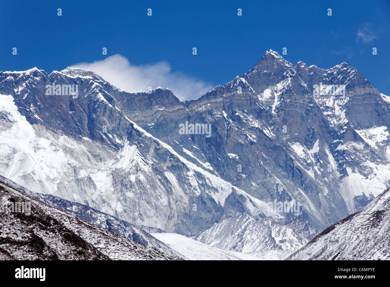 Sul Lhotse e sul Nuptse montagne con il pennacchio soffiando dal vertice dell'Everest dietro di loro, Nepal Foto Stock