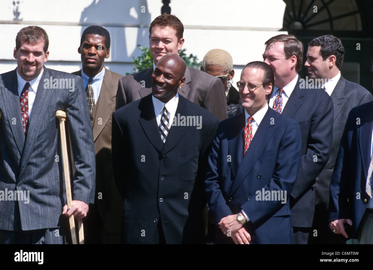 Chicago Bulls star Michael Jordan stand con i tori presidente Jerry Reinsdorf ed i compagni di squadra Foto Stock